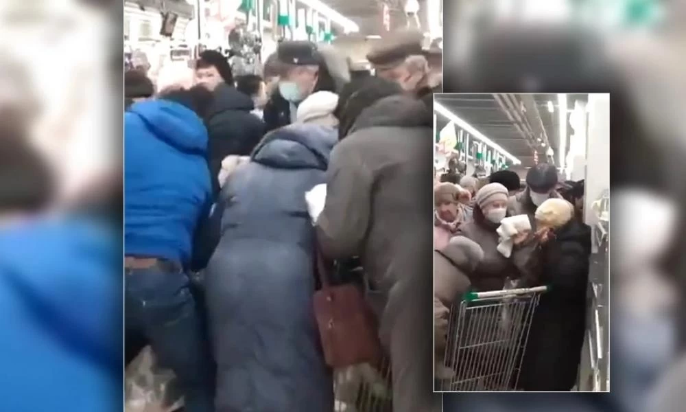 Πανικός στη Ρωσία: "Πλακώνονται" για ένα πακέτο ζάχαρη στα σούπερ μάρκετ